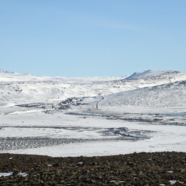 Horft af Fjallshnjúk til Laxárvirkjunar. Geitafellshnjúkur t.h.