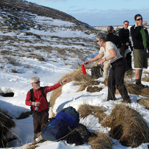 Komið niður í Aðaldalinn. Þorstanum svalað við læk norðan Ytra-Fjalls.