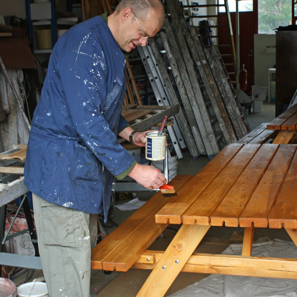 Stefán málar útiborð fyrir Laugafell.