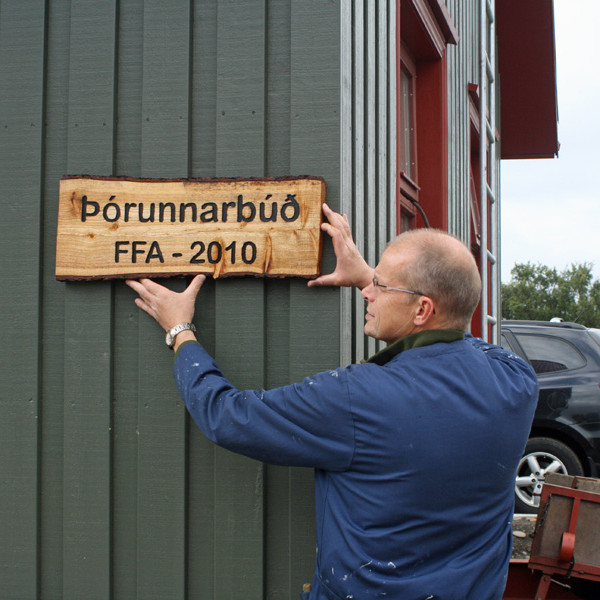 Nýja nafnskiltið fyrir Þórunnarbúð mátað við vegginn.