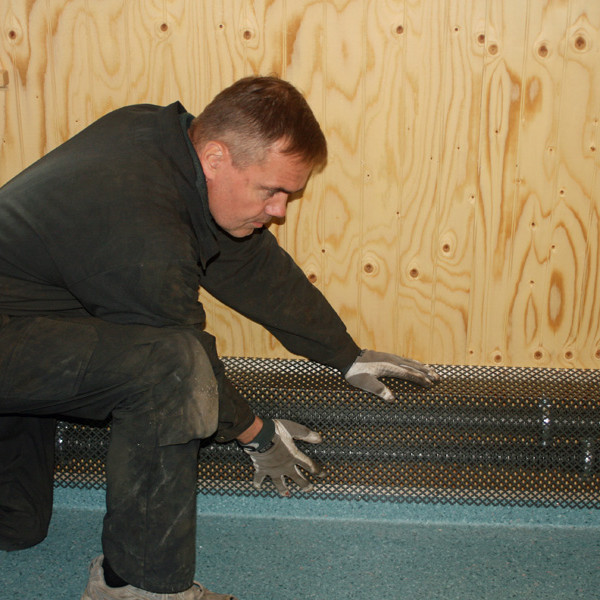 Ingimar kannar hlíf yfir ofnpípunum.