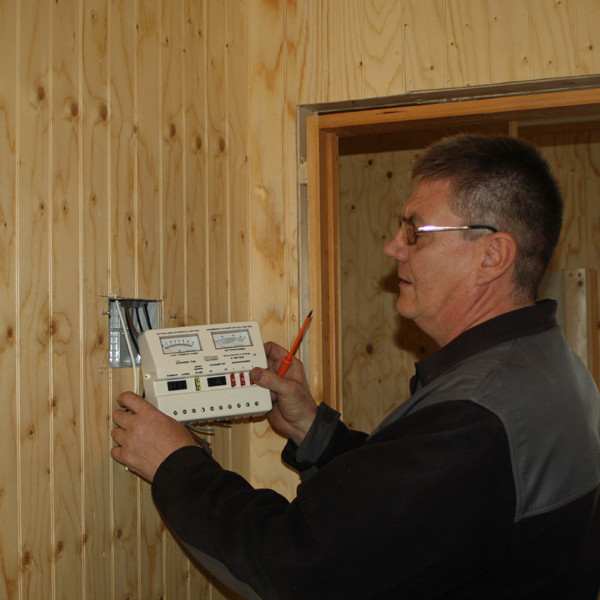 Sigurður rafvirki að setja upp stýribúnað fyrir sólsellurnar.