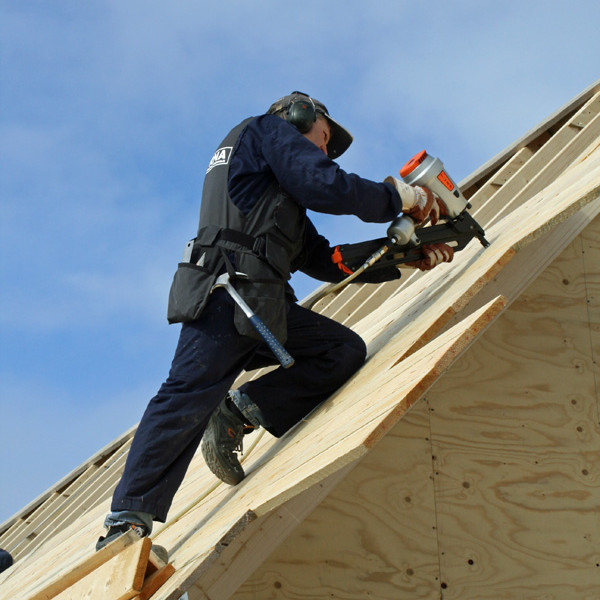 Sigurgeir Sigurðsson að negla klæðningu ofan á sperrurnar.