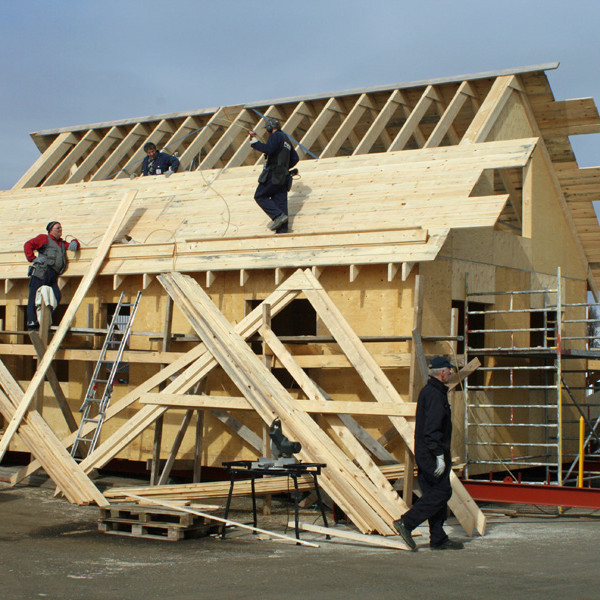 Langt komið að klæða ofan á sperrurnar.