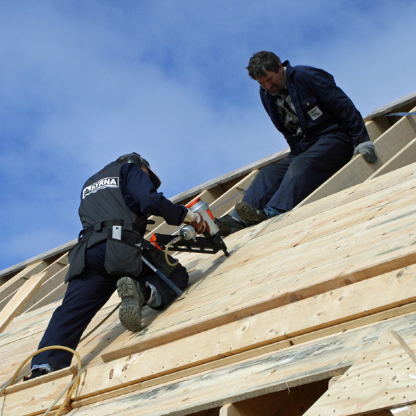 Sigurgeir Sig. og Brynleifur að vinna við klæðninguna.