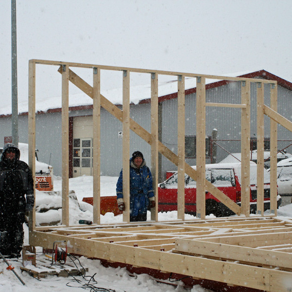 Upp úr hádegi: Fyrsta veggjargrindin risin.