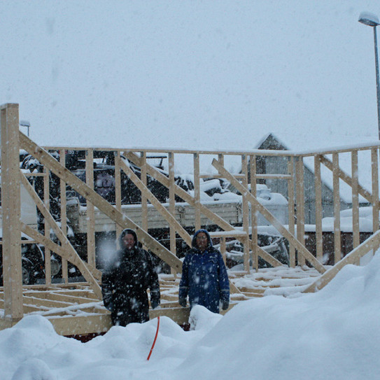 Verkalok að kvöldi: Grindur í þrjá veggi komnar upp.