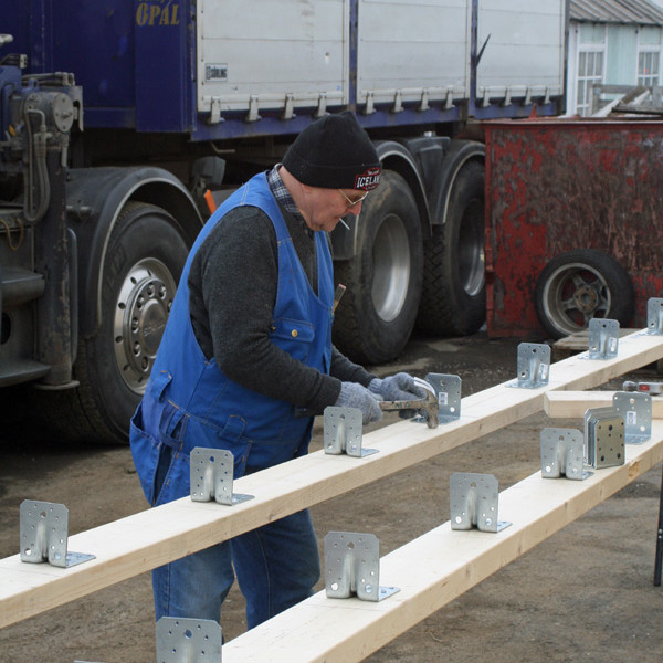 Magnús að negla vinkla í stafna skálans.