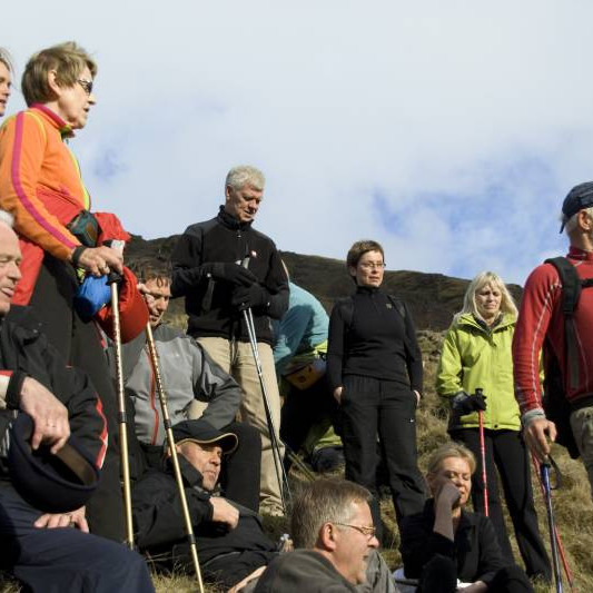 Kári segir frá ferð upp á Þverbrekkuhnjúk þar sem hann handarbrotnaði,
 örlítið ýkt hjá honum.