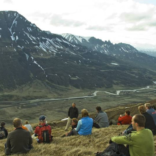 Fararstjórinn með smá fyrirlestur,


allir hlusta hugfangnir á.