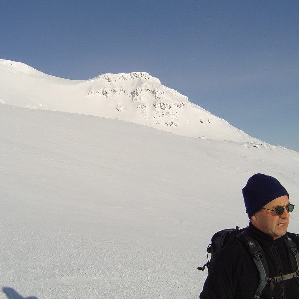 Konni að horfa yfir þokuna