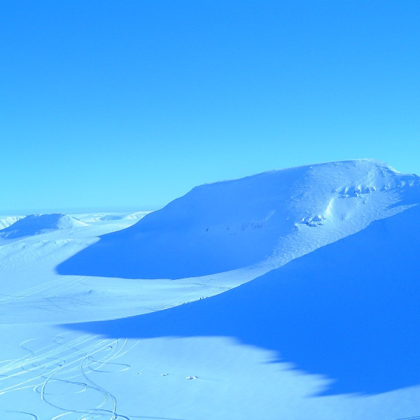 Ef vel er að gáð sést samferðafólkið við skuggann.