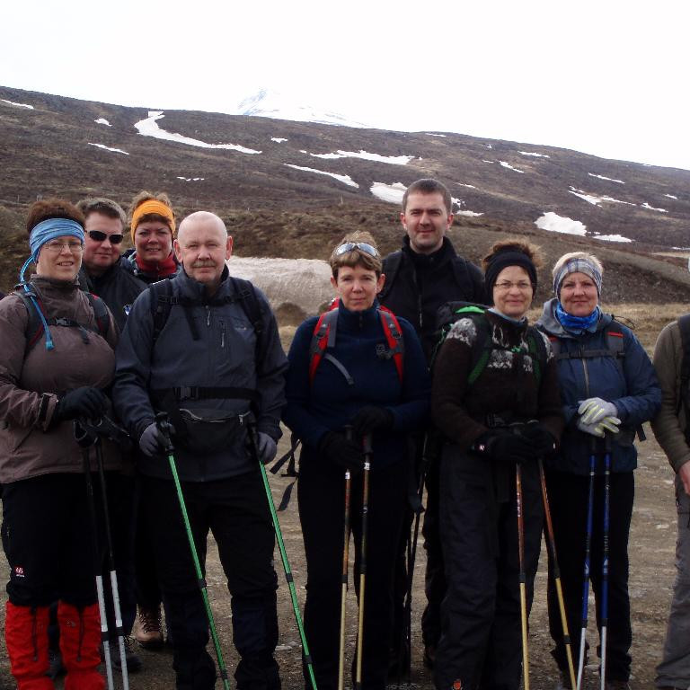 Hópurinn á bílaplaninu við Heimari-Hlífá tilbúinn í slaginn.
F.v.  Frímann,Katrín,Unnsteinn,Jóhanna,Róbert,Helga,Hólmgrímur,Svava,Sigríður,Kári á  myndina vantar Brynleif