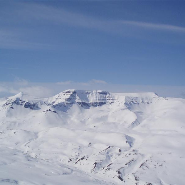 Tröllahyrna og Tröllafjall.