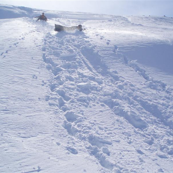 Unga fólkið, Baldur og Karen á fullri ferð niður í Snægilið.