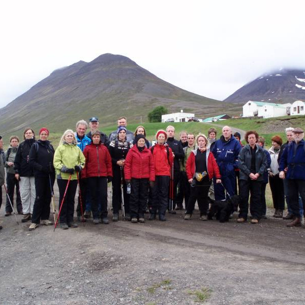 Föngulegur hópur með Dagverðartungu og Lönguhlíðarfjall í baksýn.