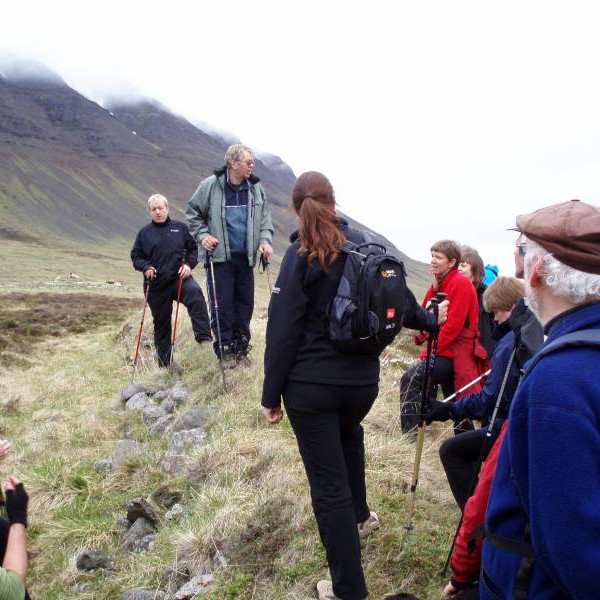 Gylfi lýsir byggingu og verklagi grjótgarðs sem er á milli Syðri og Ytri-Tunguá hlaðinn af Halldóri bónda á Dagverðartungu kringum 1870.