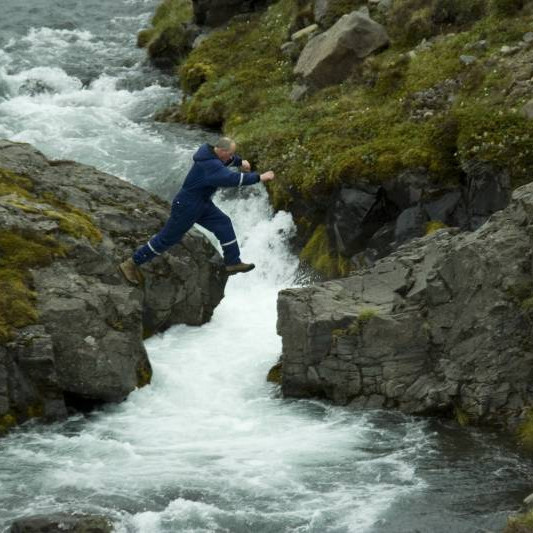 Hoppað yfir Syðri-Tunguá