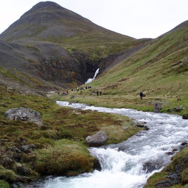 Gengið inn Stekkjarhvamm Stekkjarhvammsfoss og Lönguhlíðarfjall framundan.