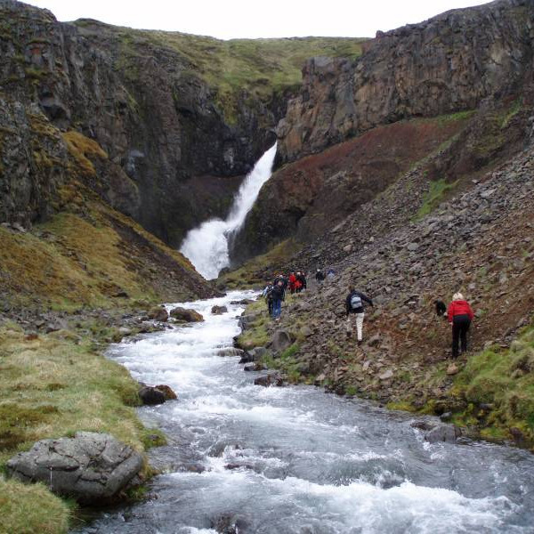 Á leið inn að fossi.