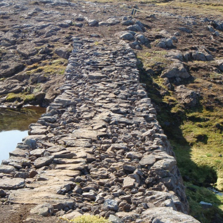 Á leiðinni er gengið yfir afar merkilega grjóthleðslu frá 1871.