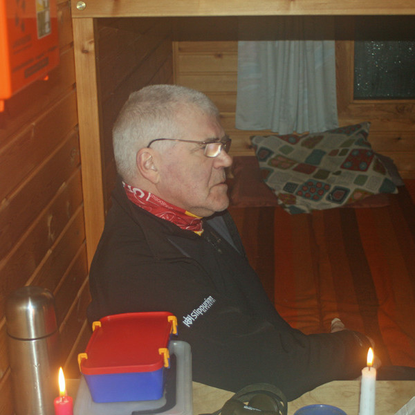 Í Botna að morgni 14. feb. Villi slakar á eftir morgunverðinn.