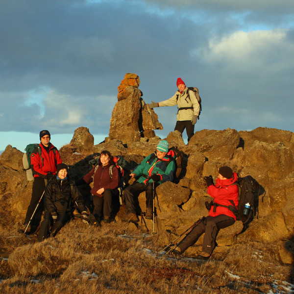 Við stóru vörðuna hjá Botnakofa. Afmælisbarn dagsins, Halldór, heilsar vörðunni.