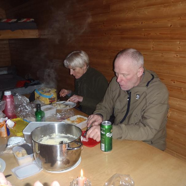 Hjónin Vignir og Hildur gæða sér á þorramat.