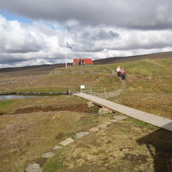 Í Laugafelli: Göngubrúin frá snyrtihúsinu í laugina.