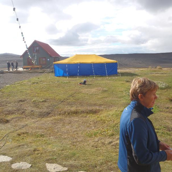 Samkomutjaldið og nýja skálavarðarhúsið.