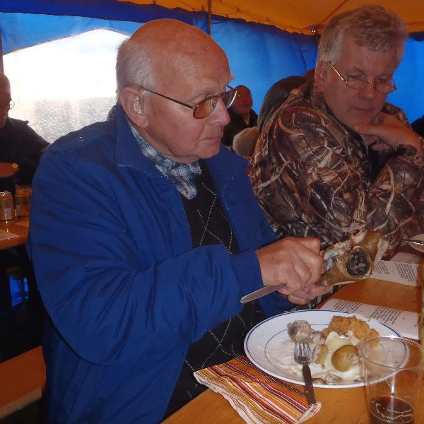 Namm! 
Magnús Guðmundsson gæðir sér á sviðakjamma.