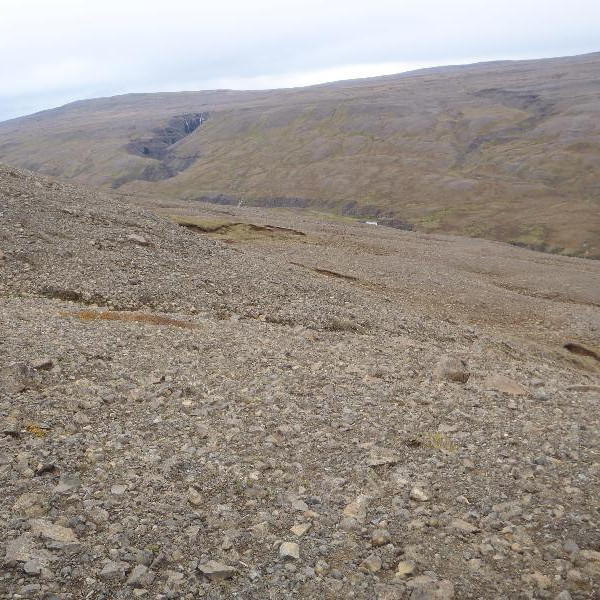 Fossá steypist niður í Vesturdal í hrikalegu hamragljúfri (t.v.)