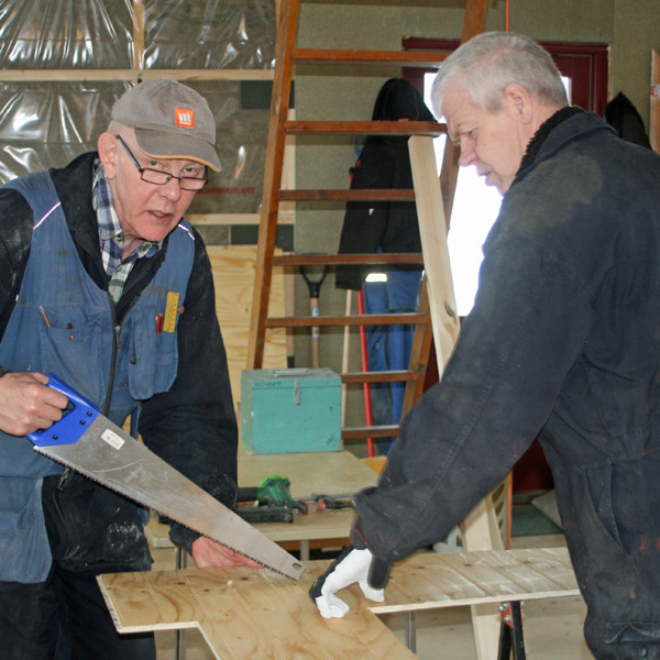 Atli og Garðar að sníða þilplötu.