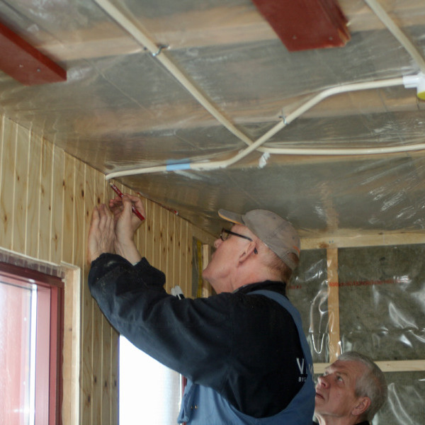 Atli að ganga frá þilplötu á neðri hæðinni.