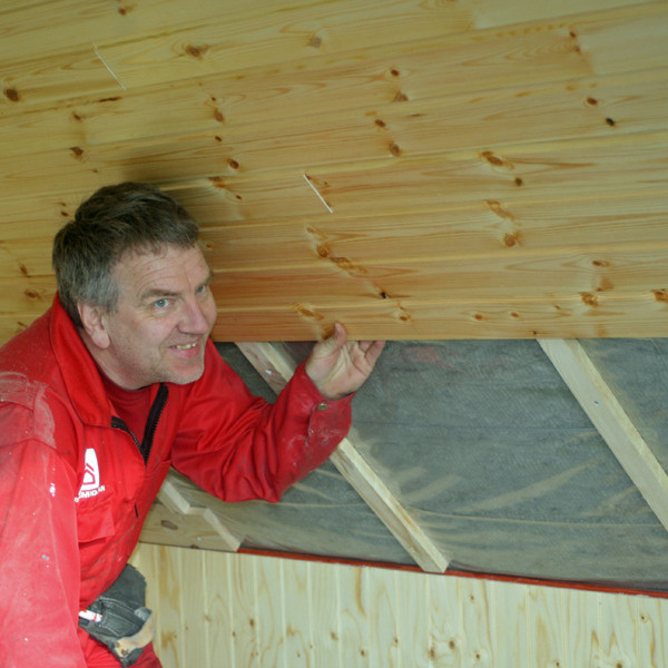 Grímur að klæða súð með panel.