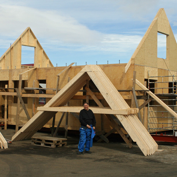 Búið að setja sperrurnar saman.