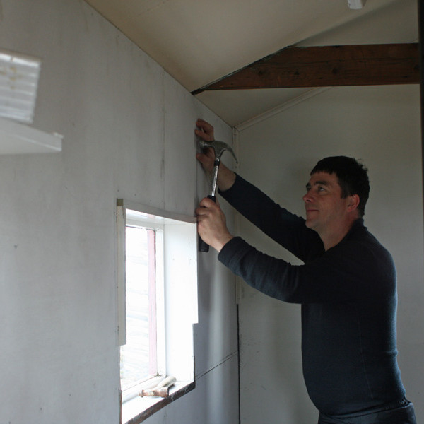 Um hádegið þ. 20. júní: Komin ný klæðning innan á austurvegg skálans.