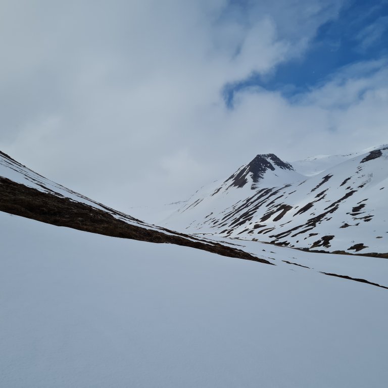 Lagt af stað upp Böggvistaðadal. Grímuhnjúkur.