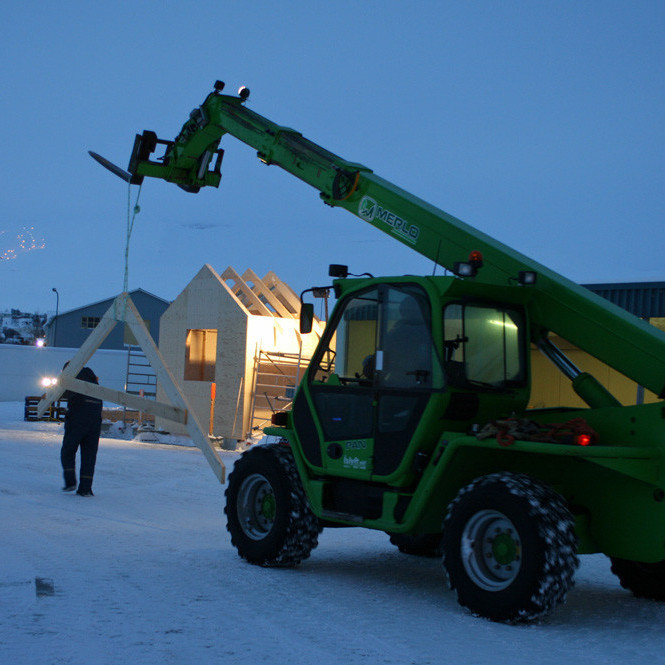 Síðasta sperran flutt frá verkstæðinu að nýja skálanum.