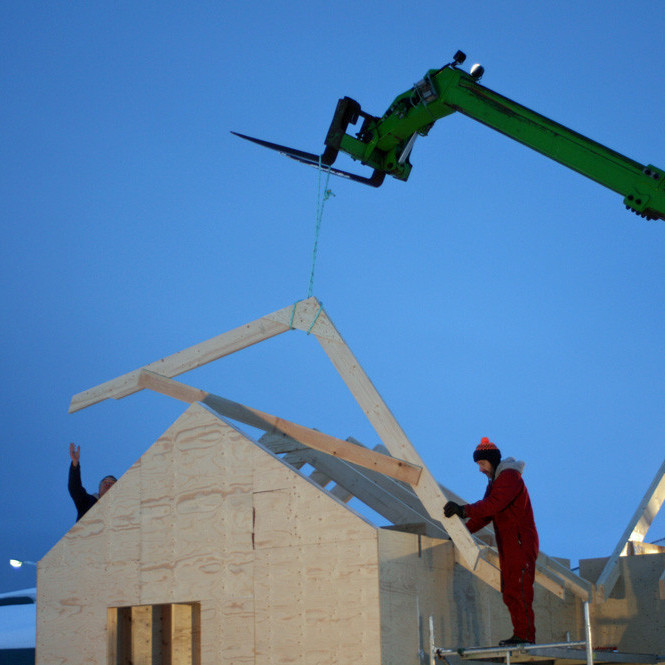 Síðasta sperran að komast á sinn stað á forstofunni.