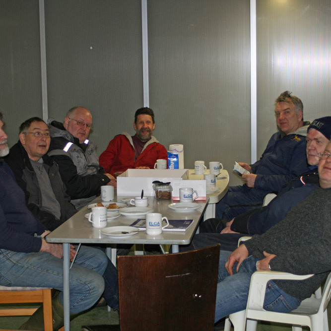 Bræðrafellssmiðir í morgunkaffi. Frá v: Brynleifur, Hilmar, Sigurgeir, Frímann, Grímur, Garðar og Árni.