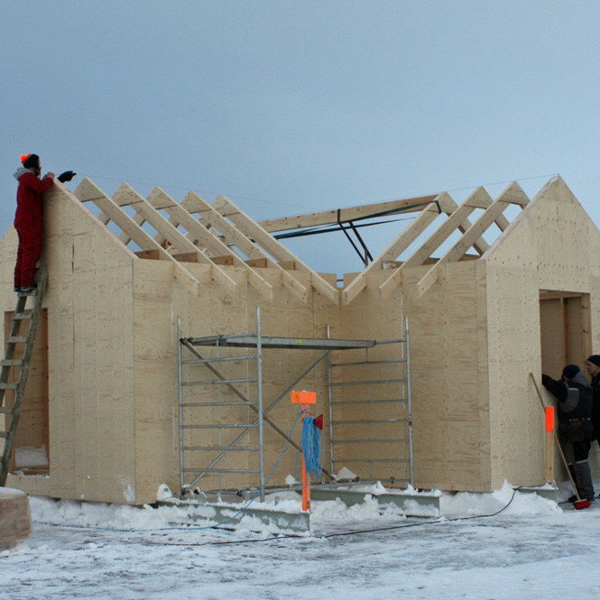Sperruvirkið langt komið. Frímann stillir snúru á þaki forstofunnar.