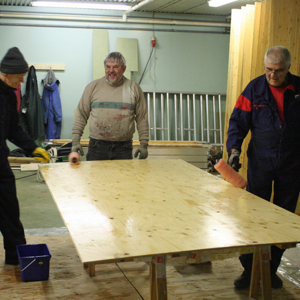 Grétar og Villi Agnars. að bera grunnolíu á veggjaplötur