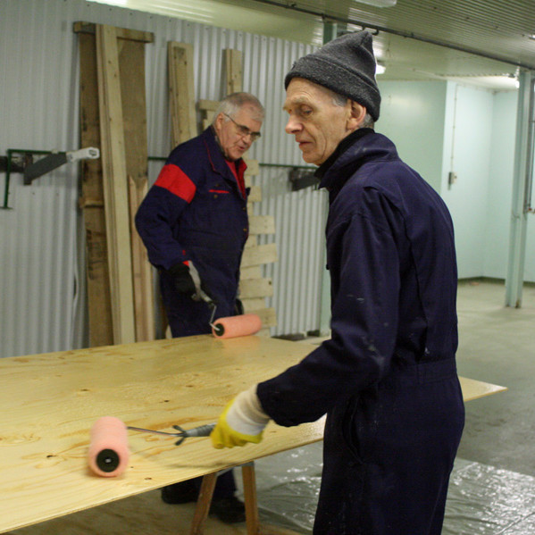 Villi Agnars. (t.v.) og Grétar Grímss. að bera grunnolíu á veggjaplötur