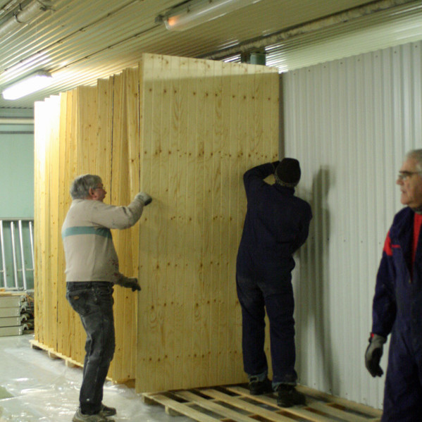 Frosti Meldal og Brynleifur Ingimarss. að stilla plötum upp eftir olíuvörn