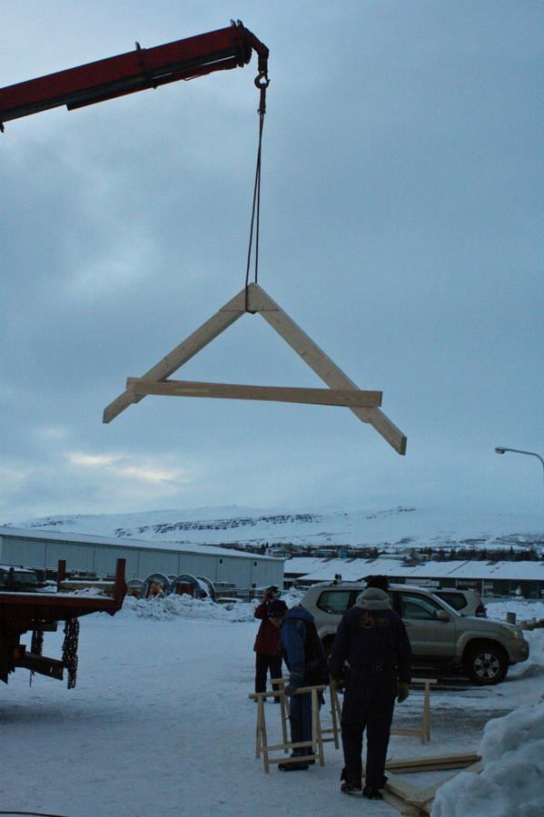 Ein sperran á leið á sinn stað í þaki Nýja-Lamba.