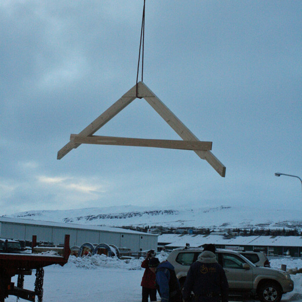Ein sperran á leið á sinn stað í þaki Nýja-Lamba.