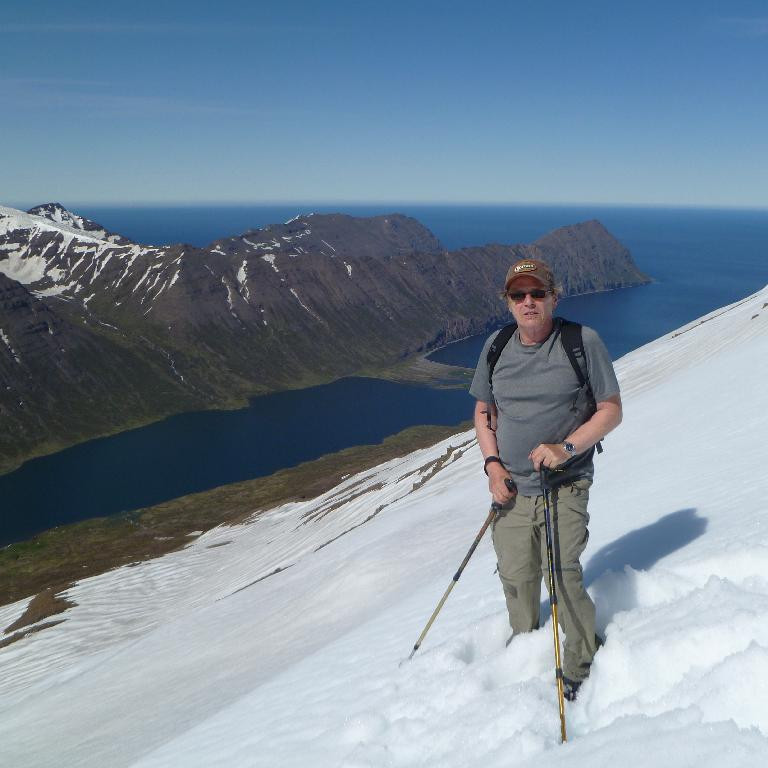 Kristján á Vatnsendahnjúk. Hestfjall og Héðinsfjörður í bakgrunni.