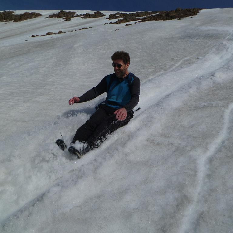 Gengum og renndum okkur alla leið á snjó frá Vatnsendahnjúk niður að göngum.