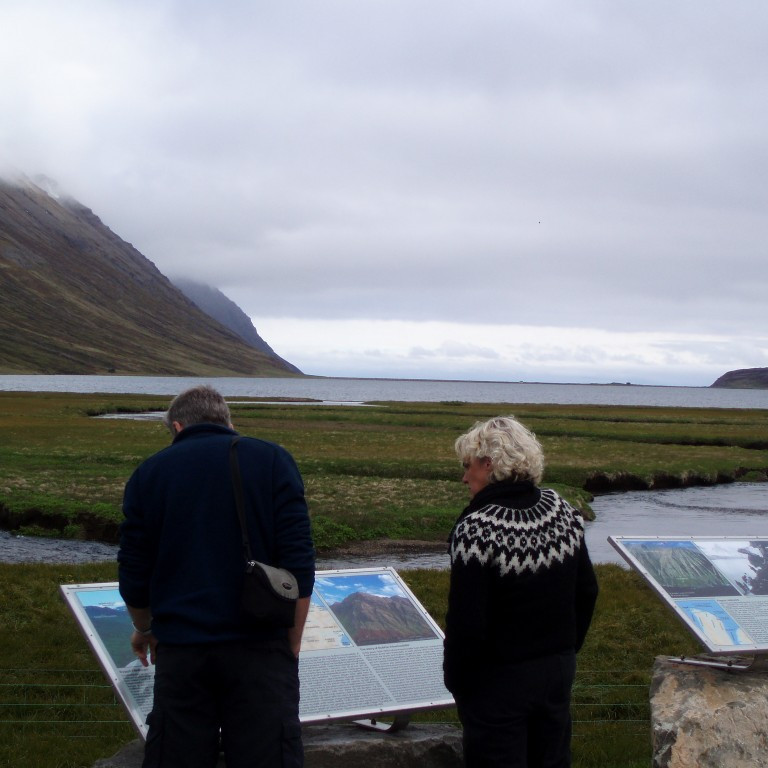 Upplýsingaskiltin skoðuð